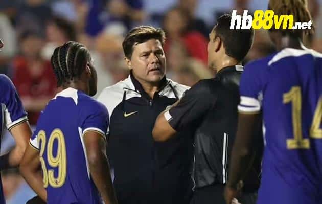 Chelsea boss Mauricio Pochettino runs onto pitch to confront referee in angry exchange - Bóng Đá