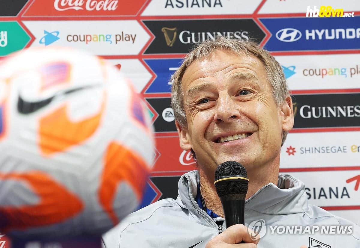 HLV Klinsmann trong họp báo trước trận Hàn Quốc - Việt Nam ngày 16/10. Ảnh: Yonhap
