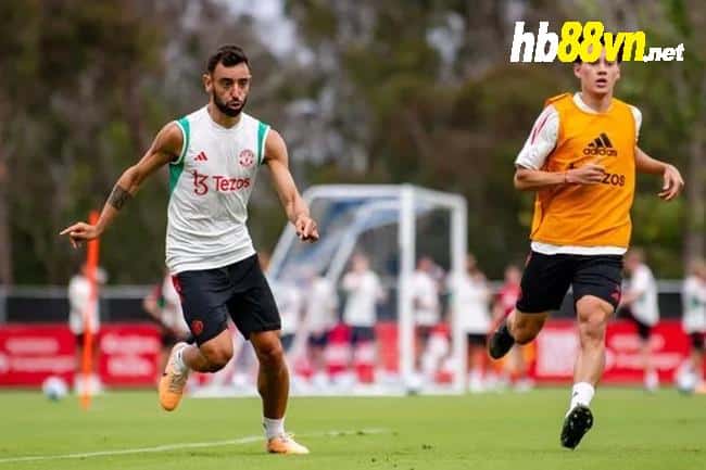 Bruno Fernandes names SEVEN Man Utd players with 