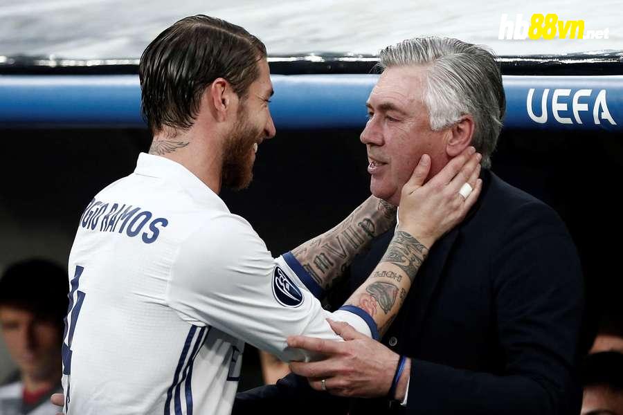 Ramos (trái) và HLV Ancelotti khi còn cùng làm việc ở Real. Ảnh: AFP