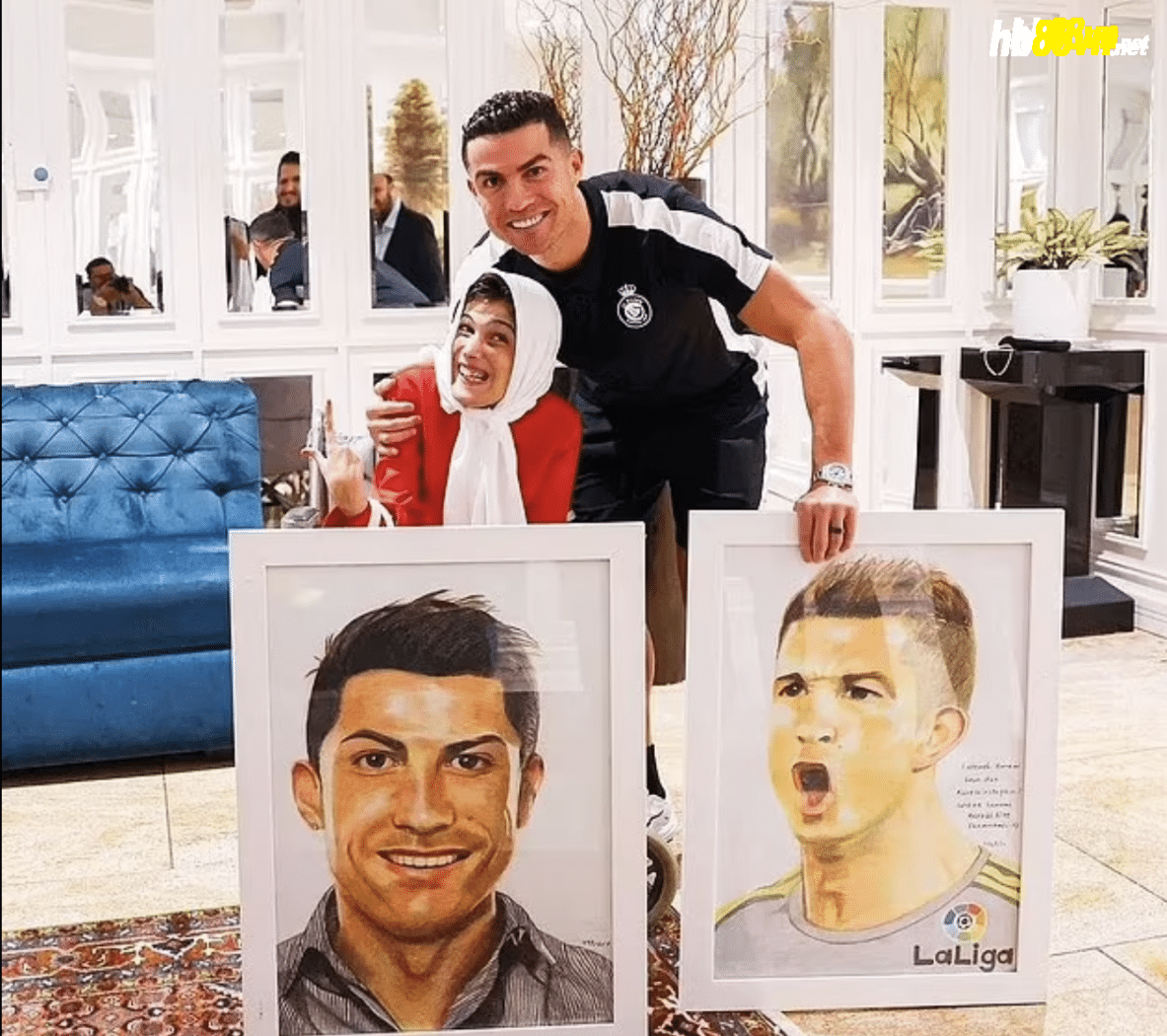 Ronaldo nhận những bức tranh được hoạ sỹ khuyết tật Hamami dành tặng.