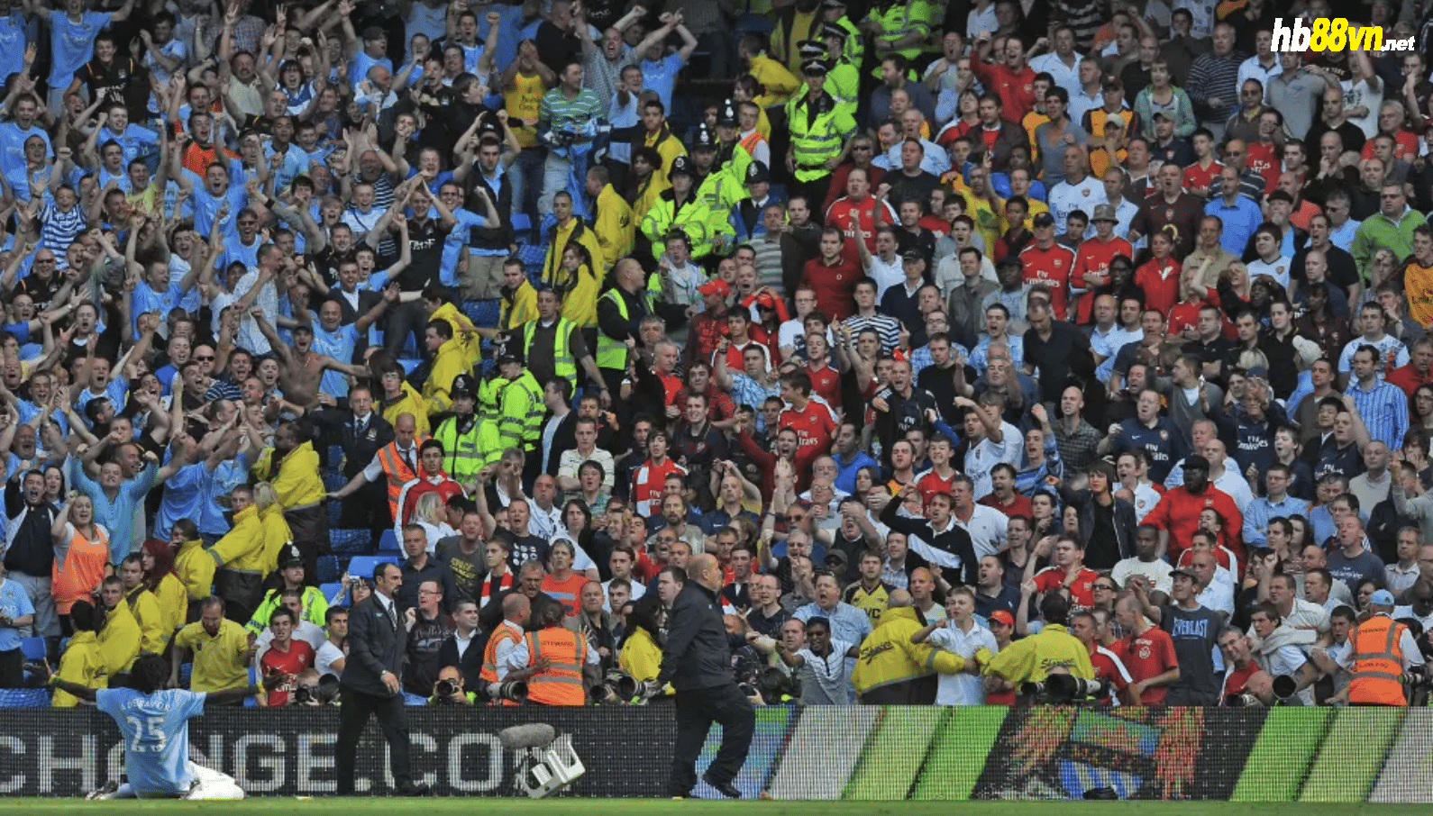 Hành động ăn mừng đầy khiêu khích của Adebayor trước mặt CĐV Arsenal. Ảnh: AFP