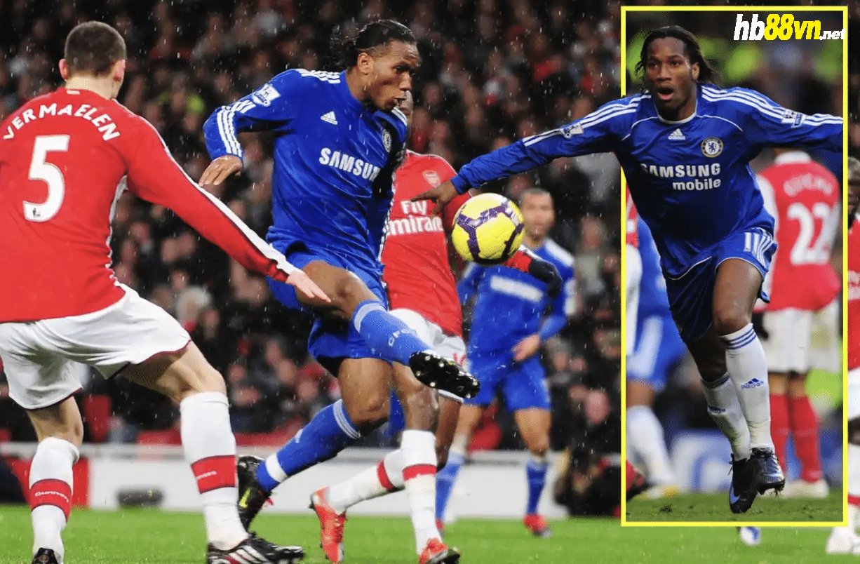 Giai đoạn đỉnh cao của Chelsea, họ thường xuyên khiến Arsenal ôm hận với những tiền đạo cao to như Drogba (xanh) hay Costa.