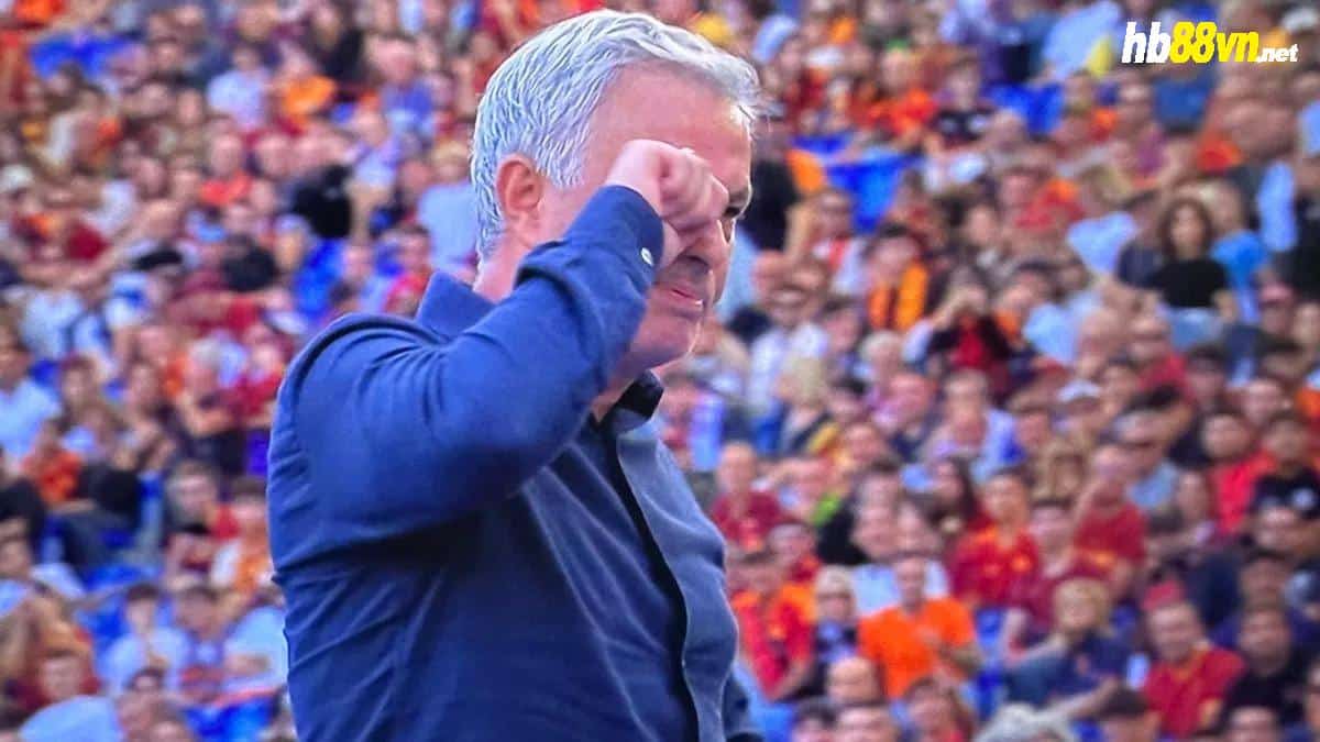 Mourinho làm động tác như đang khóc nhè để chế giễu HLV Palladino của Monza. Ảnh chụp màn hình