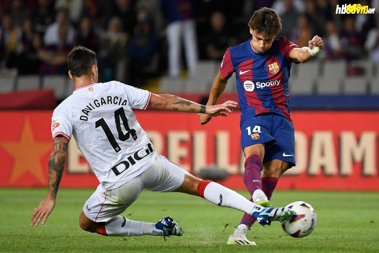 Felix trong một nỗ lực dứt điểm trong trận Barca hạ Bilbao 1-0. Ảnh: AFP