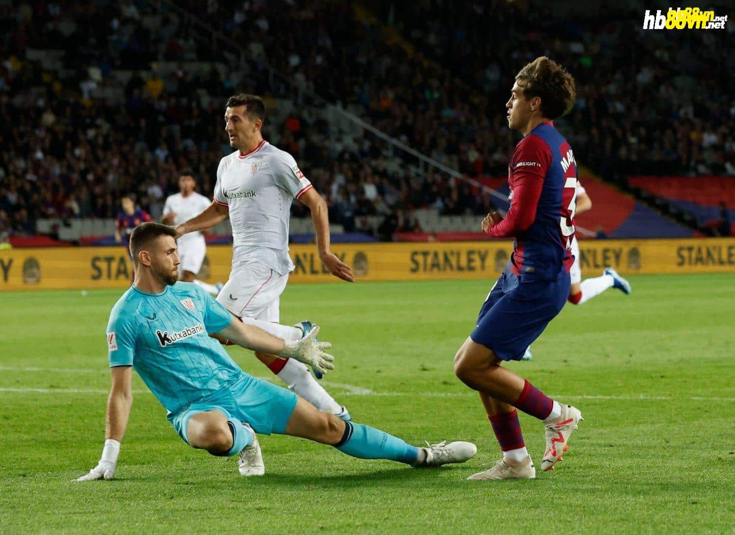 Guiu trong pha đối mặt và dứt điểm hạ thủ môn Unai Simon ở trận Barca thắng Bilbao 1-0 trên sân Montjuic, Barcelona ngày 22/10. Ảnh: Reuters