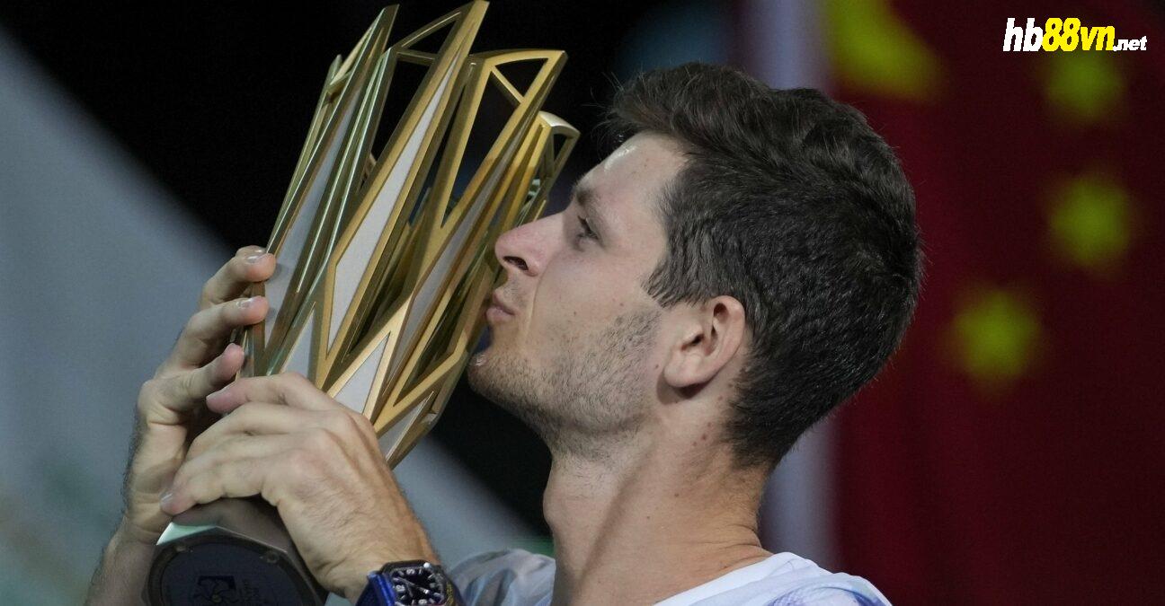 Hurkacz mừng danh hiệu ATP thứ bảy trong sự nghiệp. Ảnh: Reuters