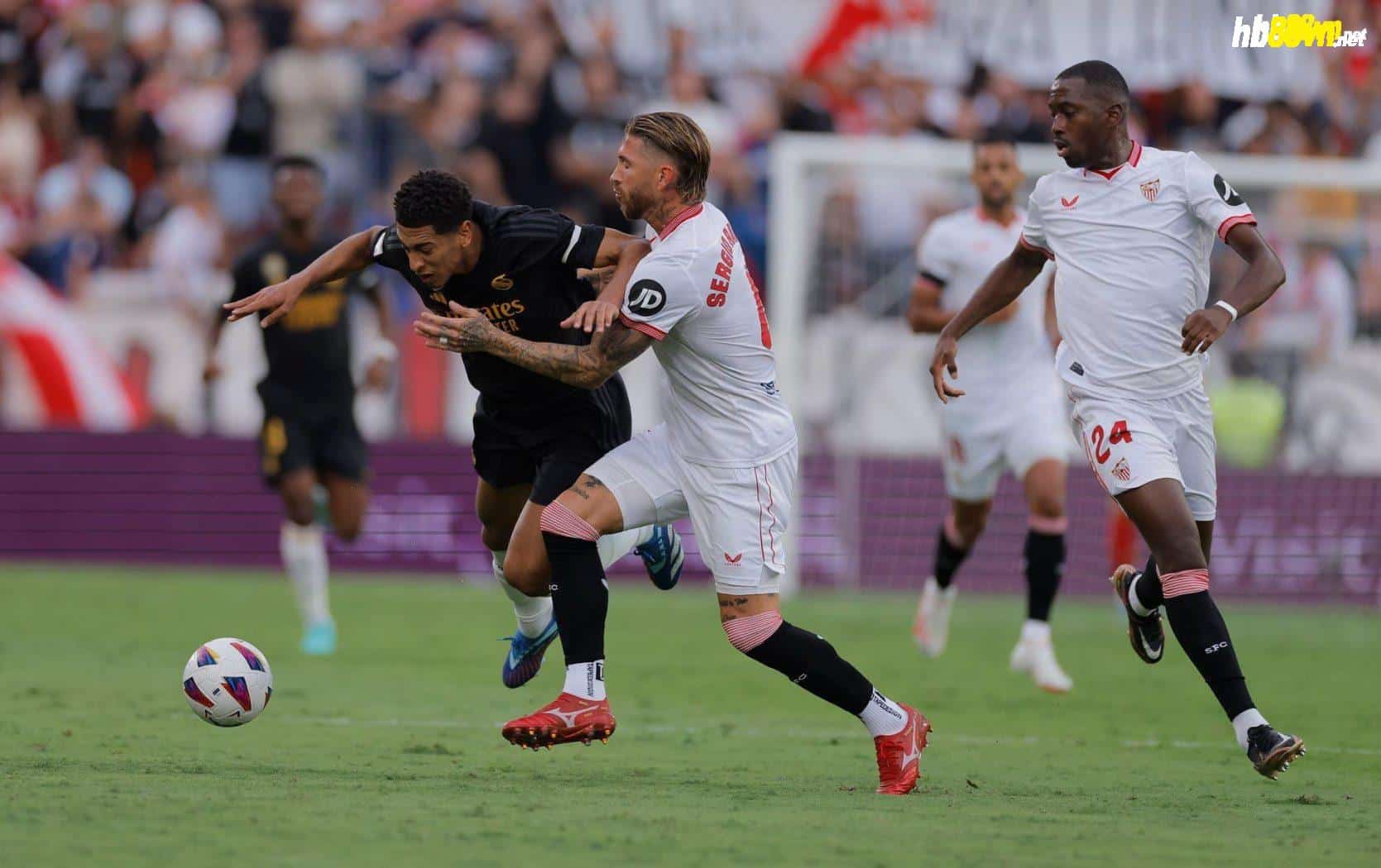 Ramos (giữa) ngăn cản một tình huống đi bóng của Bellingham trong trận Sevilla hòa Real 1-1 tại Sanchez Pizjuan ở vòng 9 La Liga ngày 21/10. Ảnh: AS