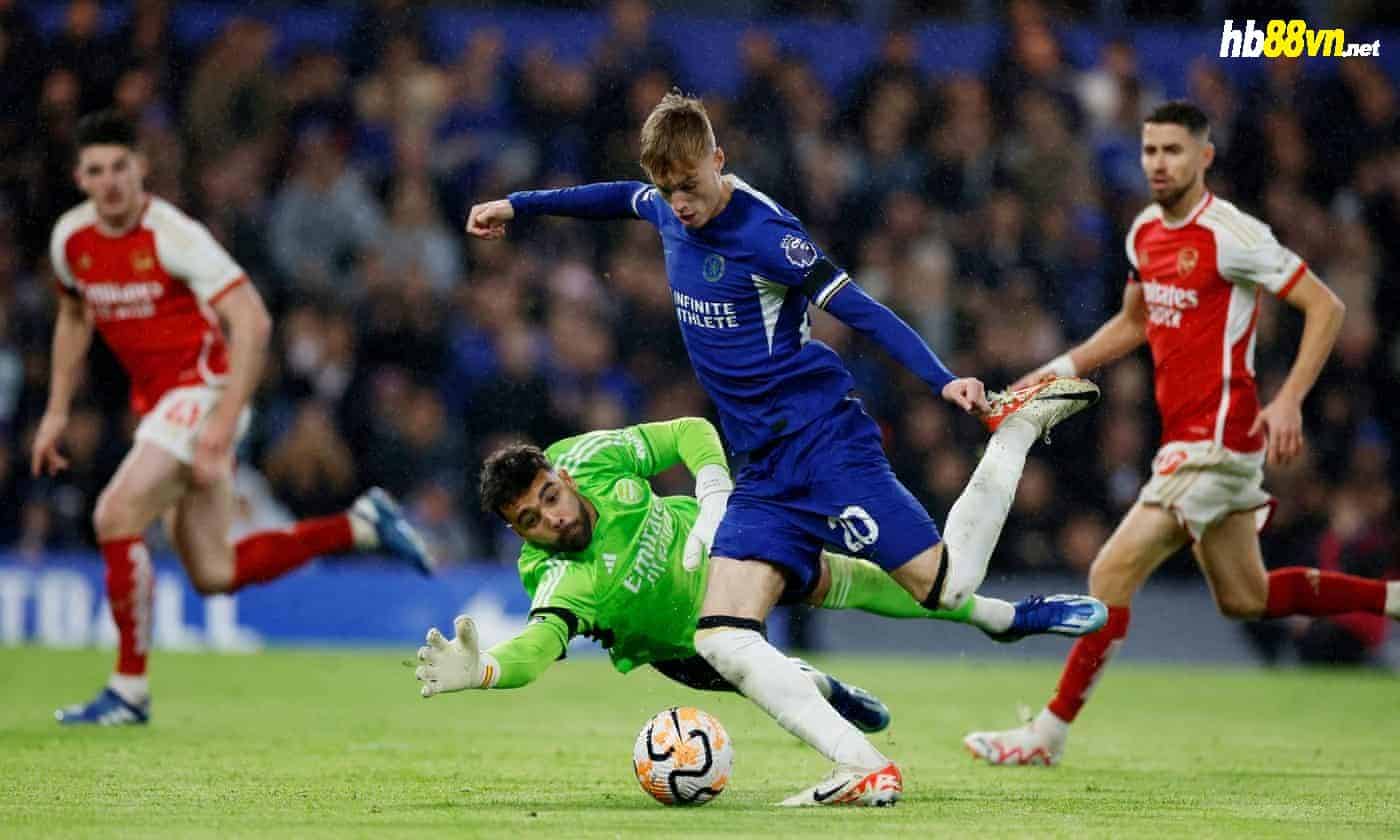 Thủ môn Raya với theo bóng sau khi để chuộc lỗi sau khi chuyền vào chân Cole Palmer, suýt dẫn đến bàn thua cho Arsenal trong trận hòa Chelsea ngày 21/10. Ảnh: Reuters