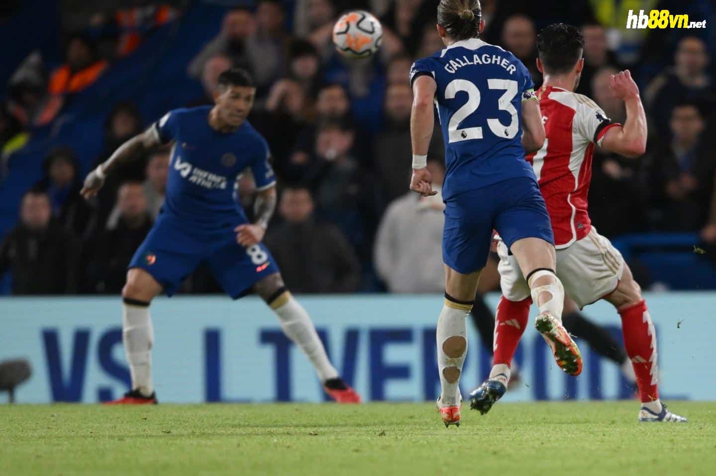 Rice (áo đỏ) trong pha dứt điểm rút ngắn tỷ số còn 1-2 cho Arsenal ở trận hòa chủ nhà Chelsea 2-2 tại Stamford Bridge ngày 21/10. Ảnh: EPA