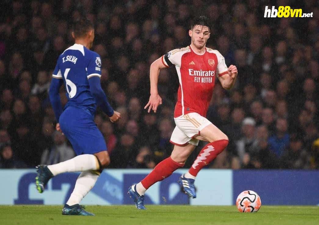 Thiago Silva (trái) đuổi theo tình huống di chuyển nhận bóng của Declan Rice trong trận Chelsea bị Arsenal cầm hòa 2-2 tại vòng 9 Ngoại hạng Anh, trên sân Stamford Bridge, London ngày 21/10. Ảnh: arsenal.com