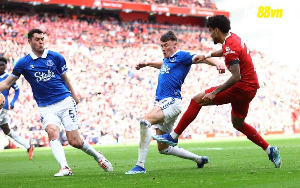 Diaz tạt trúng tay Keane, mang về quả phạt đền cho Liverpool. Ảnh: Reuters