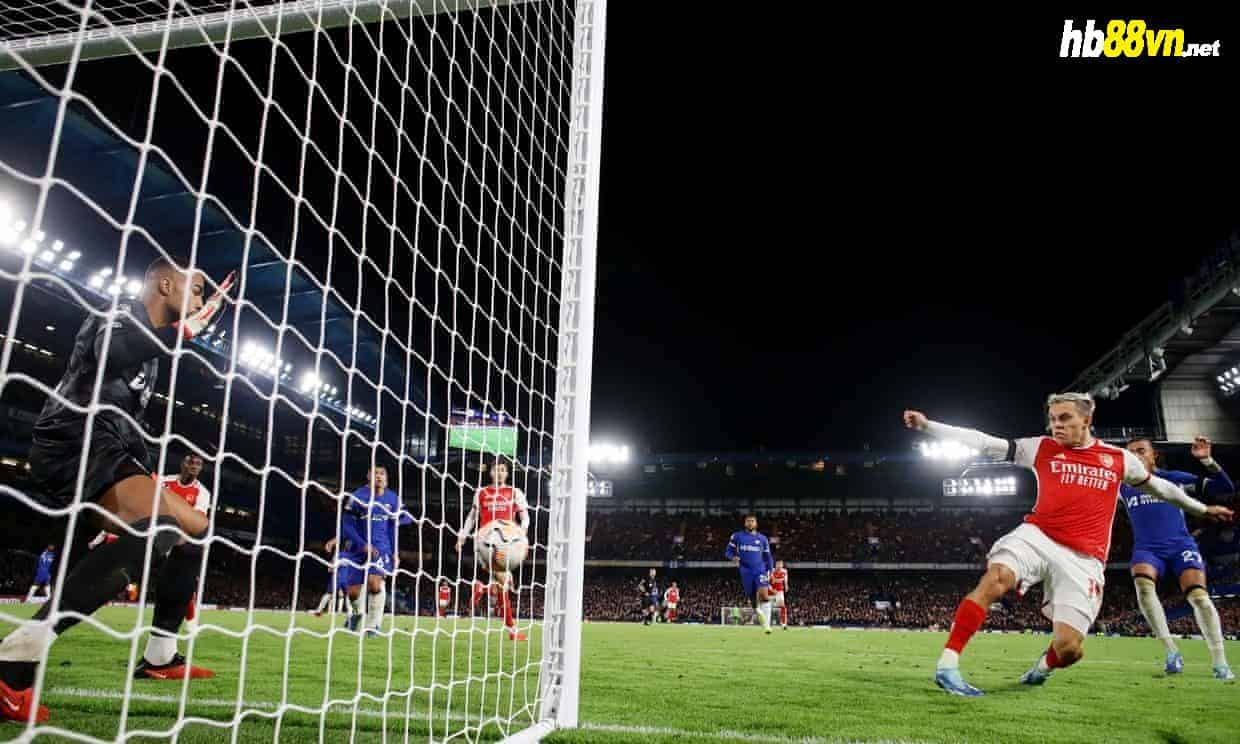 Trossard (áo đỏ, phải) trong pha dứt điểm, gỡ hòa 2-2 cho Arsenal ở phút 84. Ảnh: Reuters