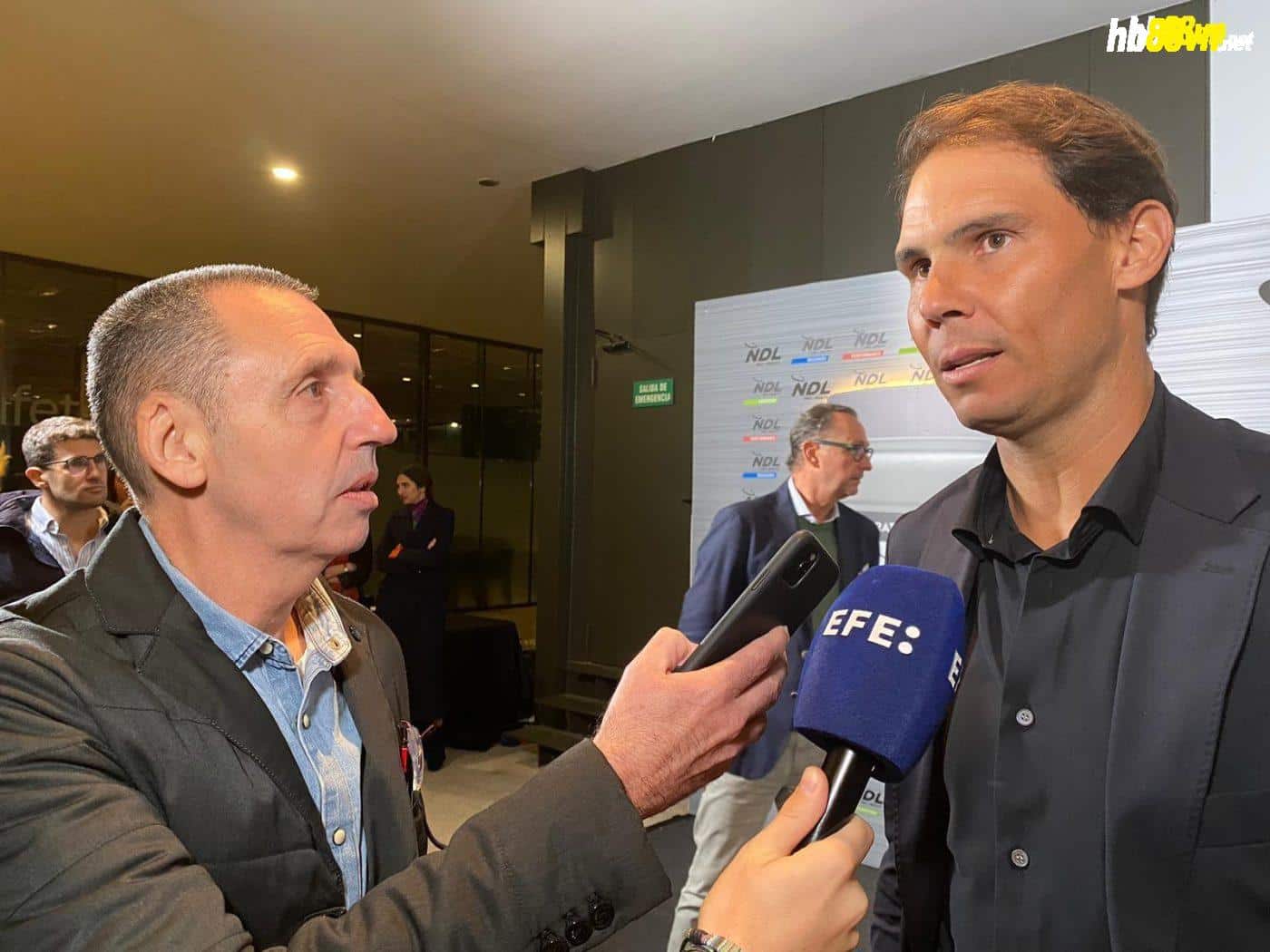 Nadal (phải) trong buổi phỏng vấn với EFE hôm 20/10. Ảnh: EFE