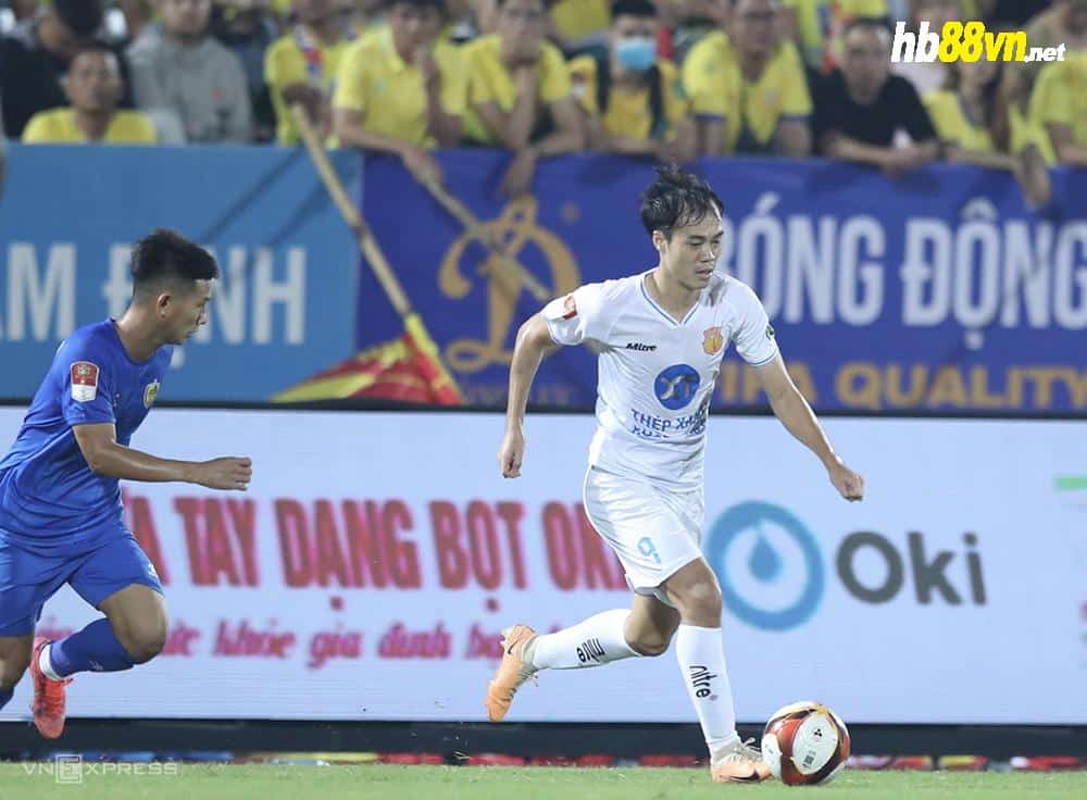 Nguyễn Văn Toàn đá trận đầu tiên cho Nam Định khi thắng Quảng Nam 2-1 trận mở màn V-League mùa giải 2023-2024. Ảnh: Lâm Thoả
