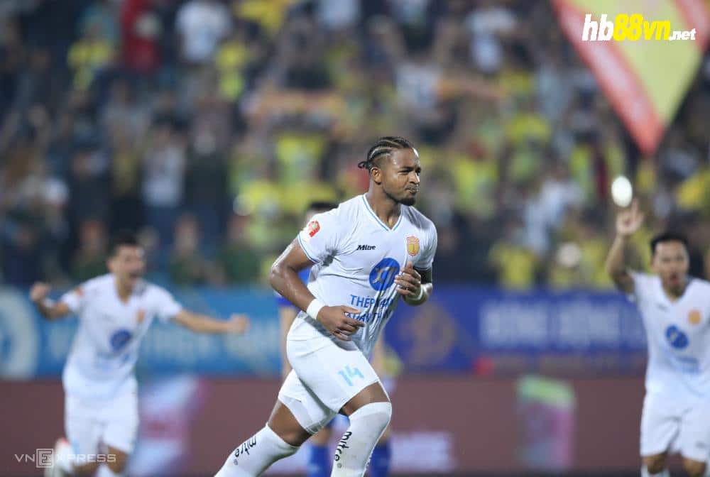 Tân binh Rafaelson ghi bàn ấn định tỷ số giúp Nam Định thắng Quảng Nam 2-1 trên sân Thiên Trường ngày 22/10. Ảnh: Lâm Thoả