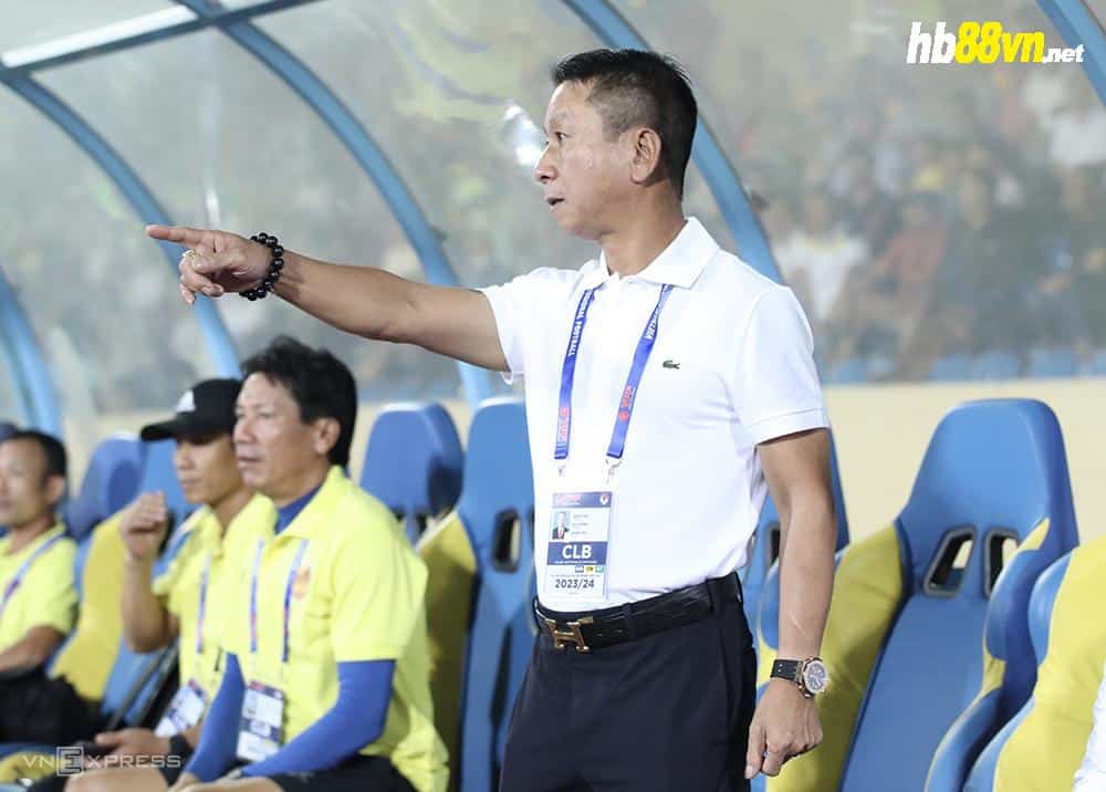HLV Văn Sỹ Sơn chỉ đạo trong trận Quảng Nam thua 1-2 trên sân của Nam Định ngày 22/10. Ảnh: Lâm Thoả
