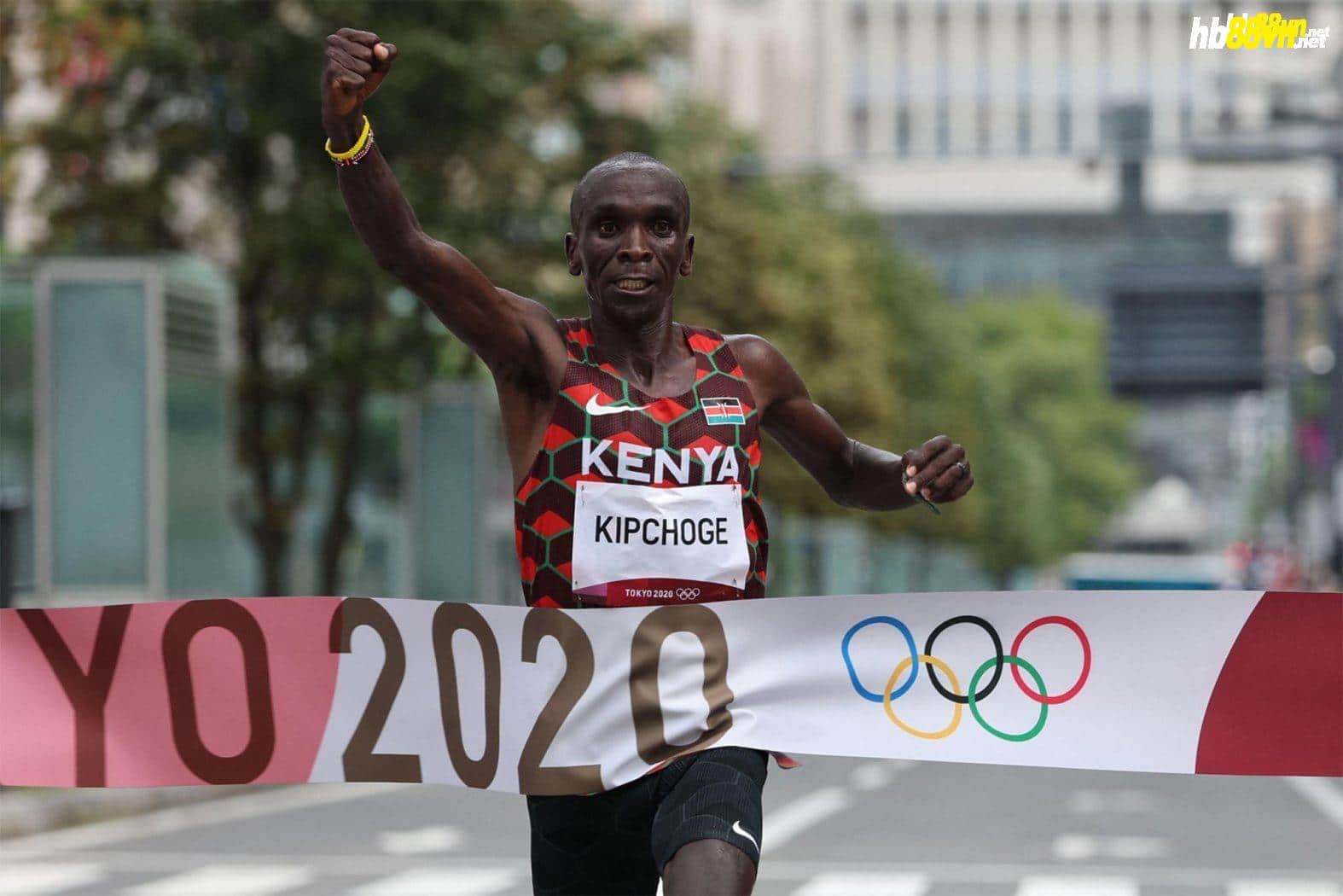 Kipchoge mừng khi về nhất, bảo vệ thành công HC vàng Olympic 2020 tại Tokyo. Ảnh: AFP