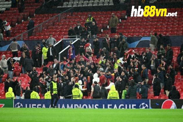 NÓNG! UEFA trừng phạt Galatasaray - Bóng Đá