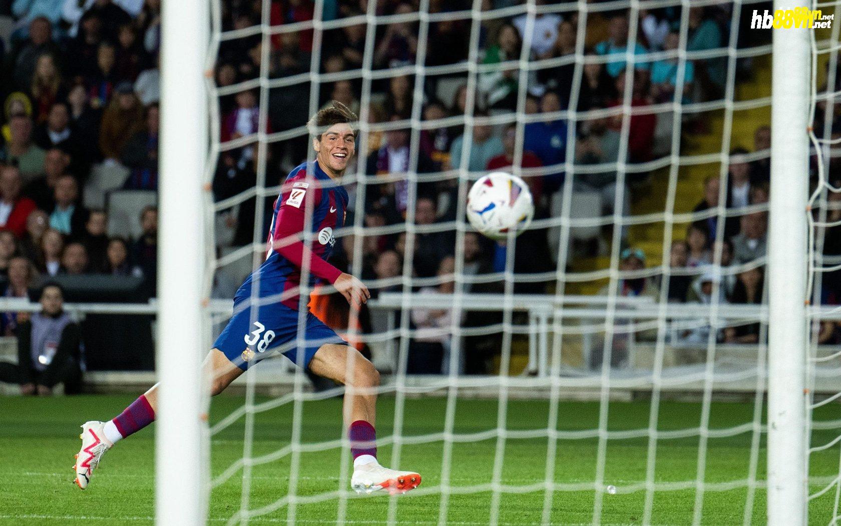 Guiu mừng khi bóng đi vào lưới sau cú dứt điểm ở phút 80 trận Barca hạ Bilbao 1-0 ở vòng 10 La Liga trên sân Montjuic, Barcelona ngày 22/10. Ảnh: fcbarcelona.com