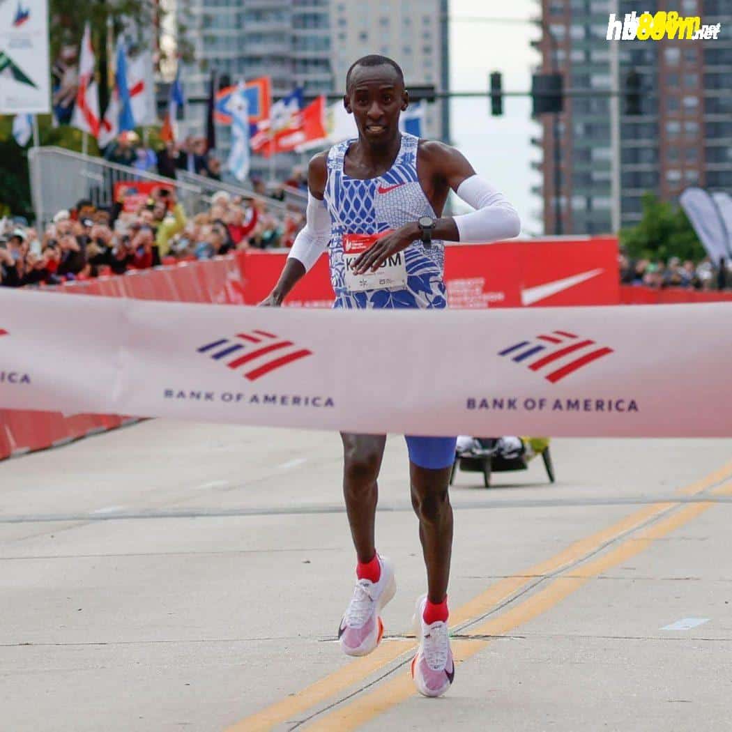 Kiptum trong khoảnh khắc về nhất với thành tích kỷ lục thế giới tại Chicago Marathon 2023 ngày 8/10. Ảnh: AFP
