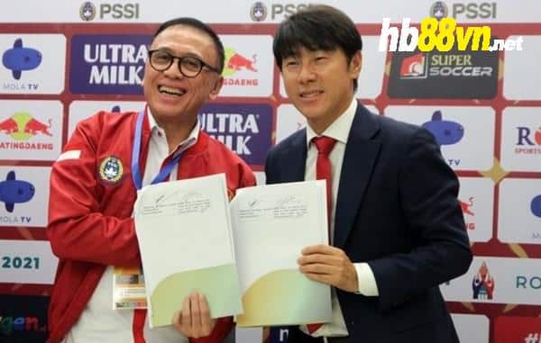 HLV Shin Tae-yong tuyên chiến với CĐV Indo; AFC vinh danh bóng đá Việt Nam - Bóng Đá