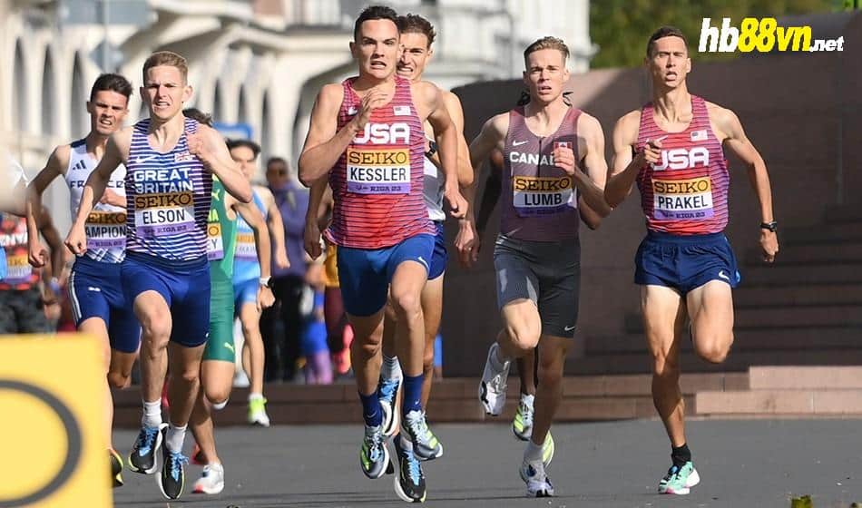 Prakel (phải) trên đường chạy cự ly 1 dặm nam giải vô địch chạy đường bộ half marathon thế giới ở Riga, Latvia ngày 30/9. Ảnh: World Athletics