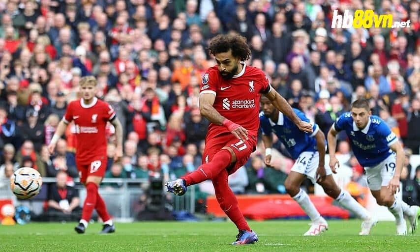 Salah sút phạt đền, mở tỷ số cho Liverpool. Ảnh: Reuters