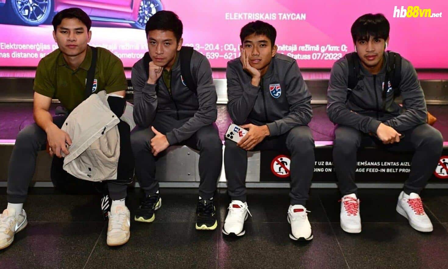 Cầu thủ Thái Lan bị bỏ đói, ngồi chờ tại sân bay ở Latvia hôm 15/10/2023. Ảnh: FAT