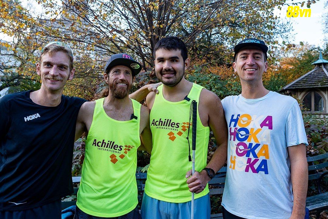 Magisano (thứ hai từ phải sang) cùng bạn đồng hành chụp ảnh giao lưu với hai chân chạy trước buổi shakeout run chuẩn bị cho New York City Marathon 2022. Ảnh: FBNV