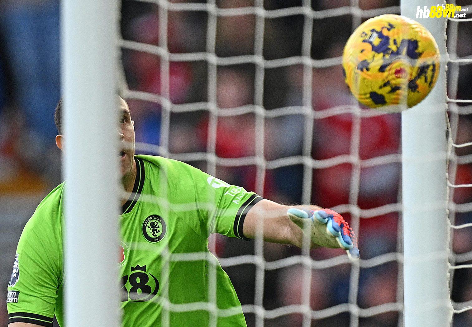 Martinez phản ứng chậm móc bóng khi bóng đã đi qua vạch vôi, dẫn đến bàn thua thứ hai khi Aston Villa thua 0-2 trên sân Nottingham Forest ở vòng 11 Ngoại hạng Anh ngày 5/11. Ảnh: AFP