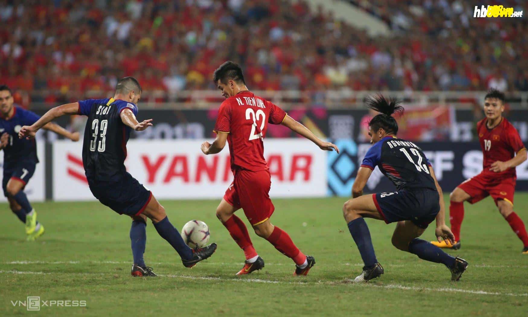 Nguyễn Tiến Linh đi bóng khi Việt Nam đánh bại Philippines 2-1 trong trận bán kết AFF Cup 2018 tại Mỹ Đình.