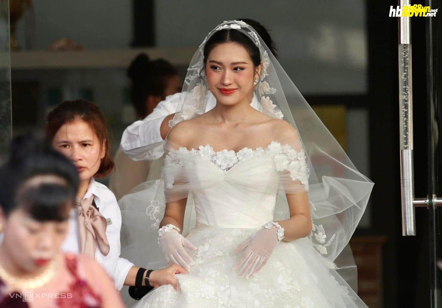 Hải My diện đầm cưới của nhà thiết kế Phương Linh.
