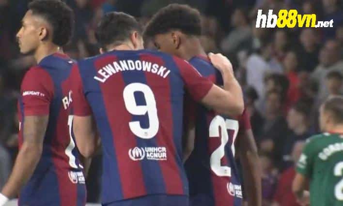 Lewandowski và Yamal nói chuyện sau bàn ấn định chiến thắng 2-1 ở phút 78, trong trận Barca - Alaves ở vòng 13 La Liga tối 12/11, trên sân Montjuic. Ảnh: Youtube