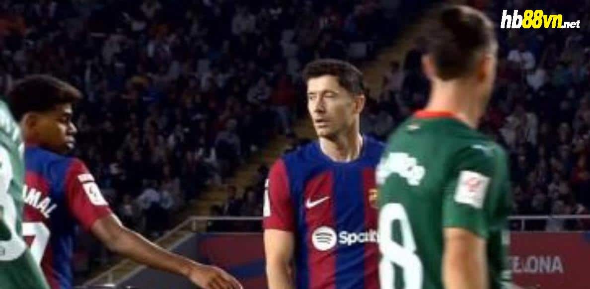 Lewandowski phớt lờ động thái đập tay của Yamal, trong trận Barca 2-1 Alaves ở vòng 13 La Liga tối 12/11, trên sân Montjuic. Ảnh: Youtube