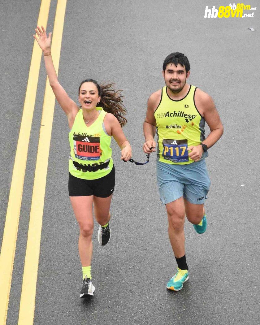 Magisano cùng một bạn chạy thuộc tổ chức Achilles trên đường chạy Boston Marathon 2023. Ảnh: Boston Marathon