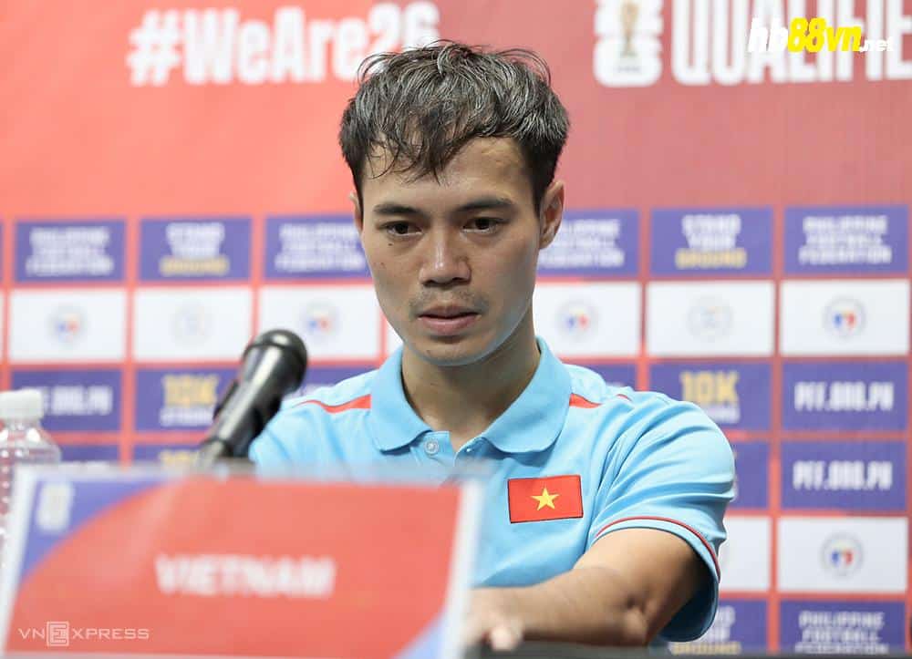 Nguyễn Văn Toàn trả lời họp báo sau trận thắng 2-0 trên sân Rizal Memorial ở Malina, Philippines ngày 16/11. Ảnh: Hiếu Lương