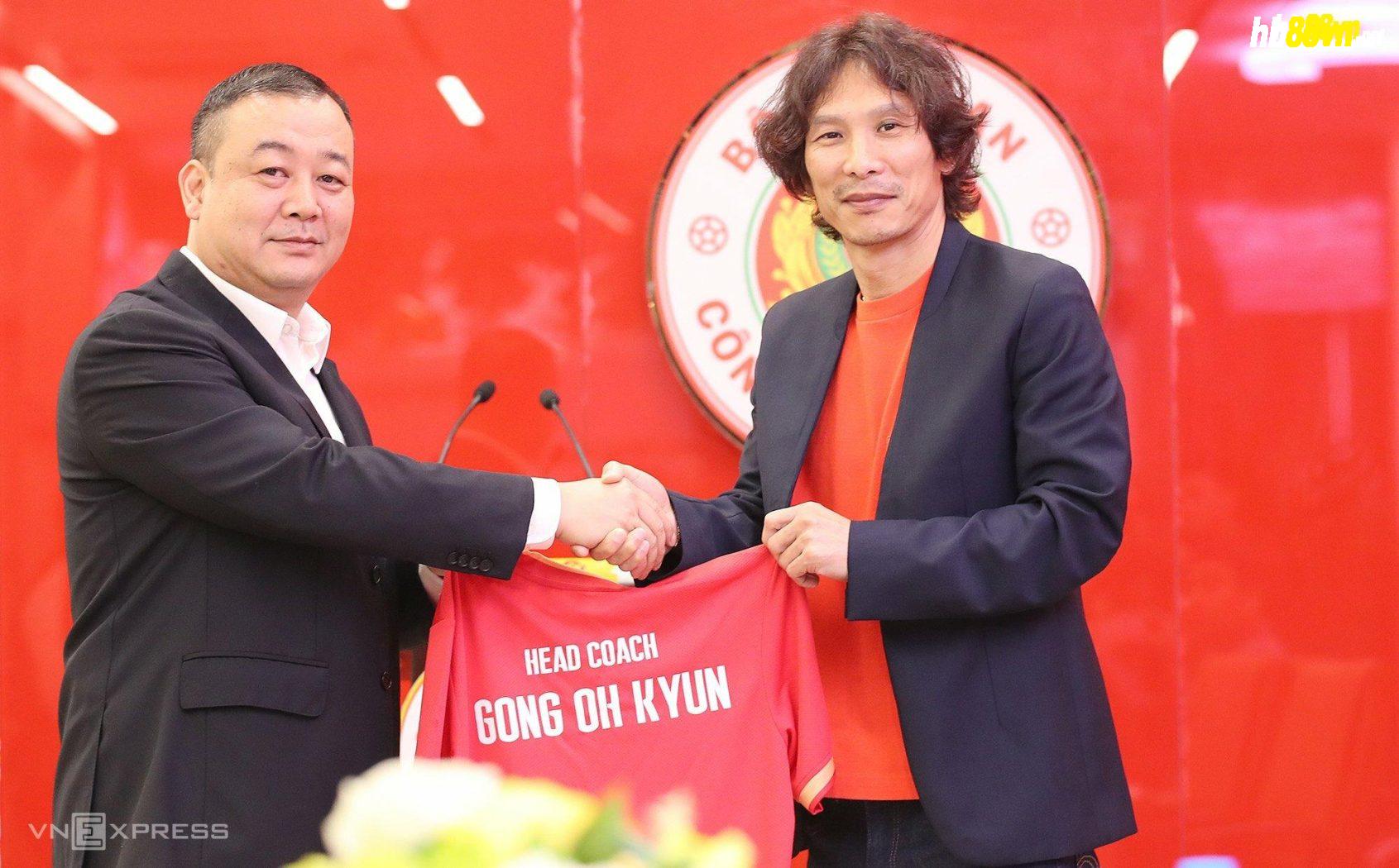 HLV Gong Oh-kyun ký hợp đồng với CAHN tại trụ sở ở đường Trần Hưng Đạo sáng 13/11. Ảnh: Lâm Thoả