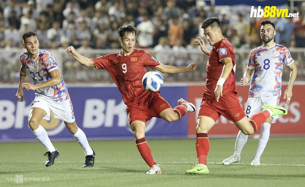 Nguyễn Văn Toàn dứt điểm mở tỷ số giúp Việt Nam hạ Philippines 2-0 trên sân Rizal Memorial ngày 16/11. Ảnh: Hiếu Lương