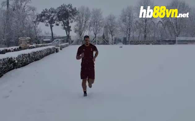 Ibra tập luyện dưới tuyết rơi - Bóng Đá