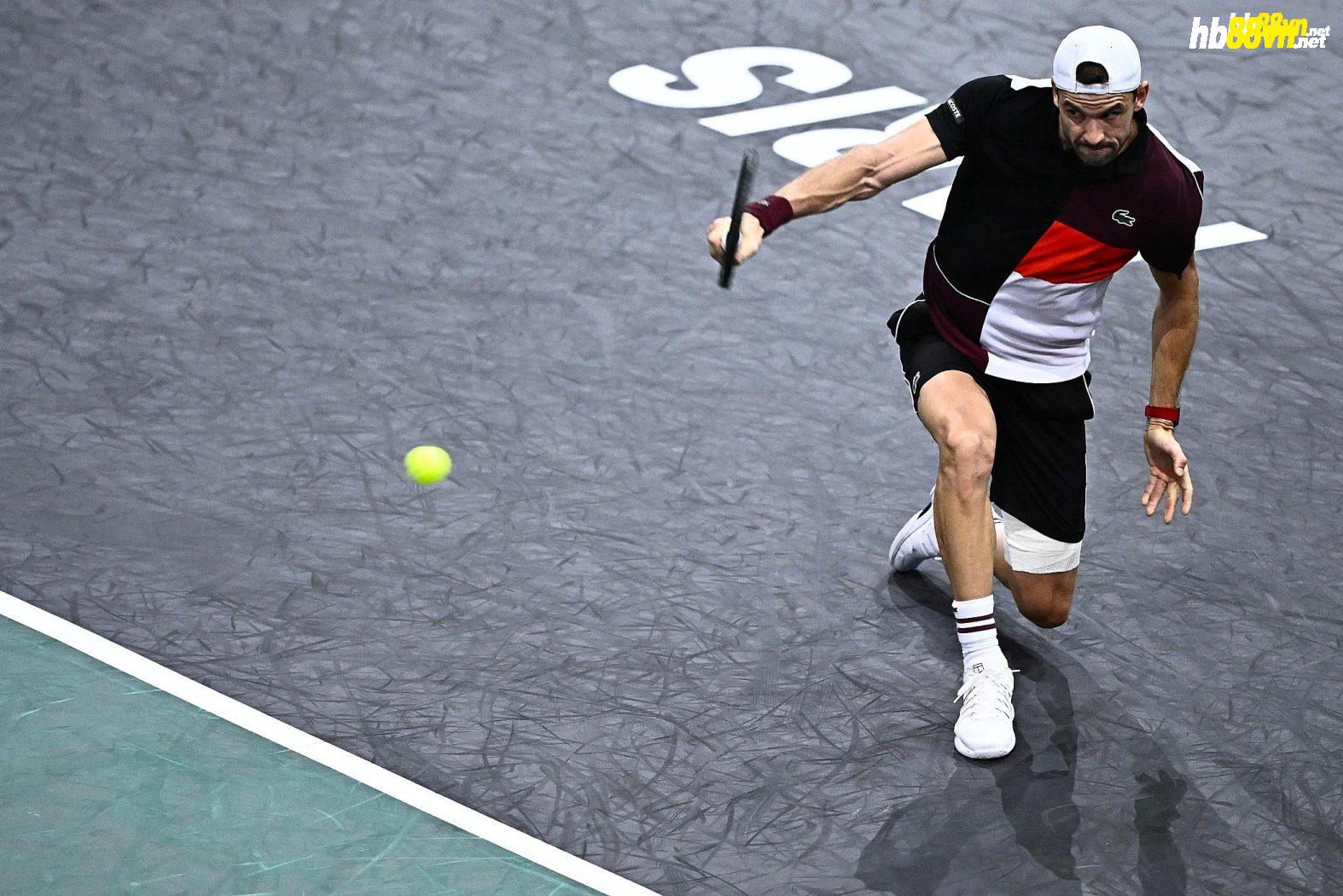Dimitrov đánh trái tay trong trận thắng Medvedev ở Paris Masters hôm 1/11. Ảnh: ATP
