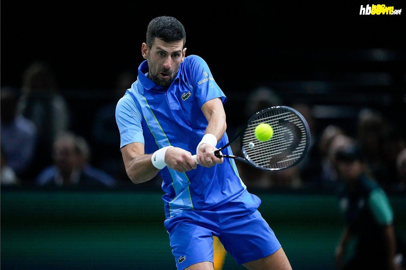 Djokovic đánh tới 101 cú trái cuối sân trong trận gặp Dimitrov ở chung kết Paris Masters hôm 5/11. Ảnh: AP