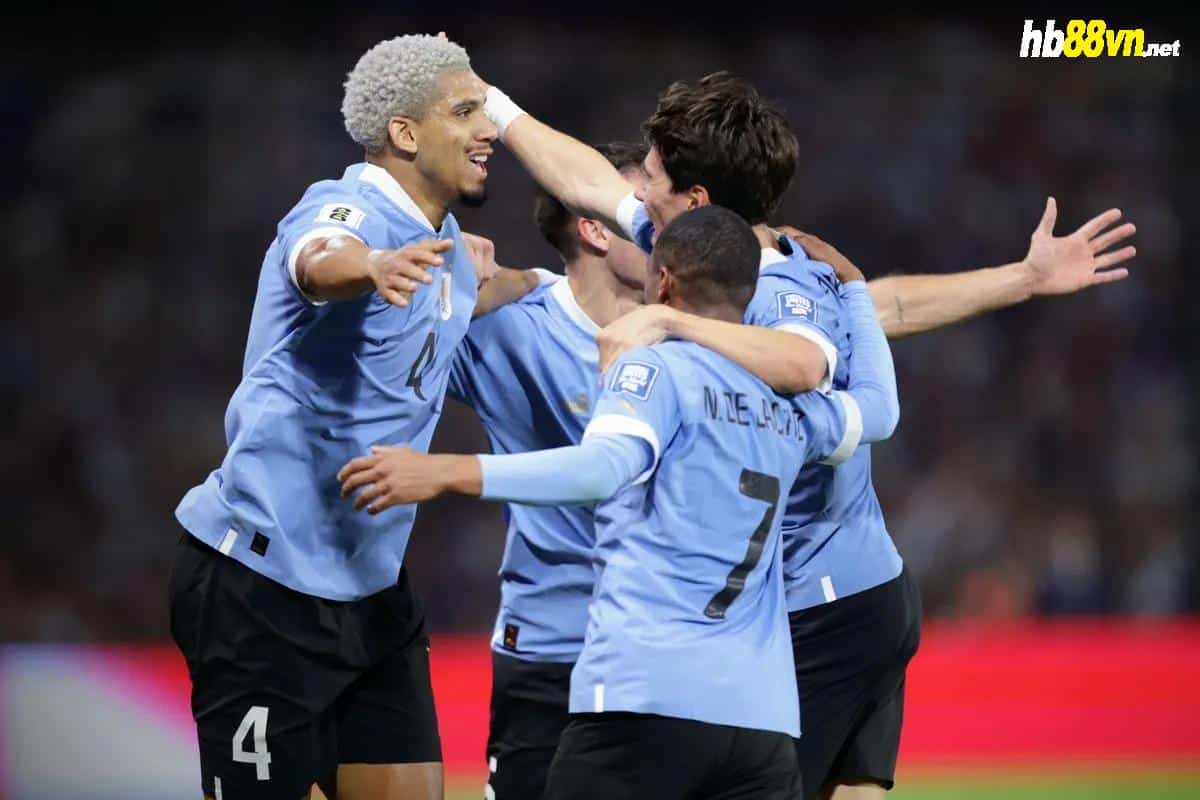 Cầu thủ Uruguay mừng bàn mở tỷ số của Araujo (số 4) trên sân La Bombonera hôm 16/11. Ảnh: El Pais